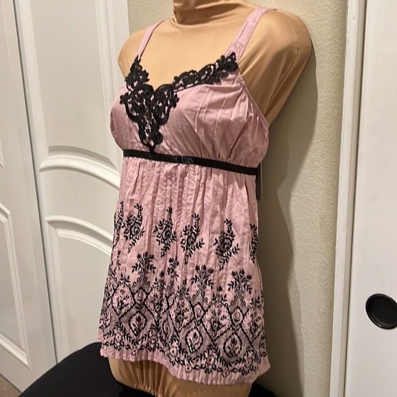 NWT Women’s Size Medium Blouse Top, Dusty Rose Black Accents Ties in back, Lace - Picture 3 of 6